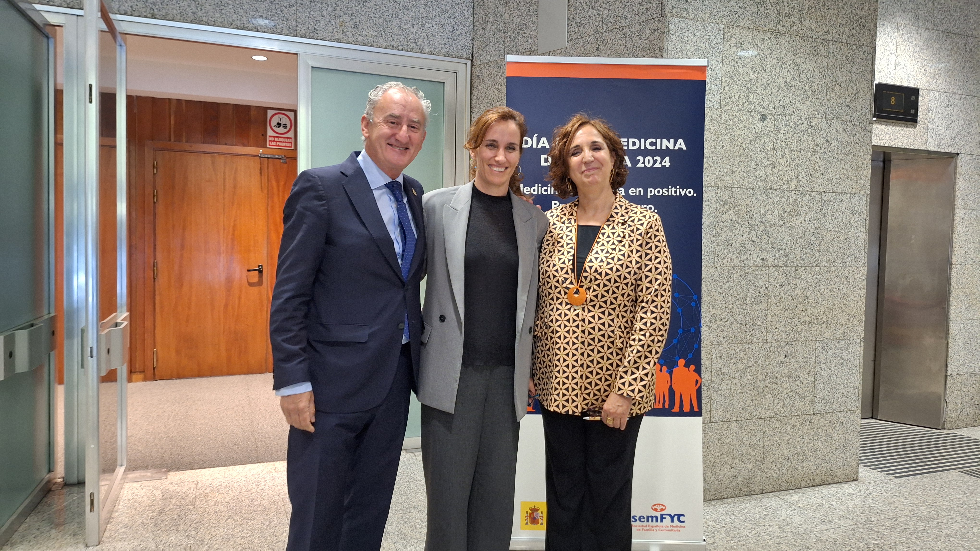La Ministra de Sanidad, Mónica García, junto a Remedios  Martín, presidenta de la semFYC, y Tomás Cobo, presidente de OMC.